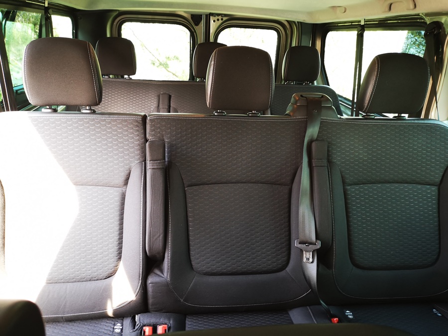 skaluj obraz (+/-) opel Vivaro - przestrzeń pasażerska