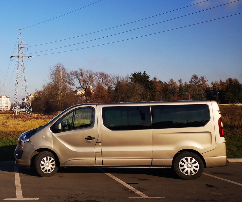 opel Vivaro beżowy rocznik 2017