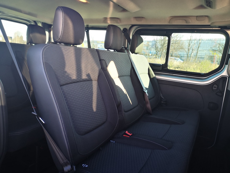 skaluj obraz (+/-) opel Vivaro - fotele