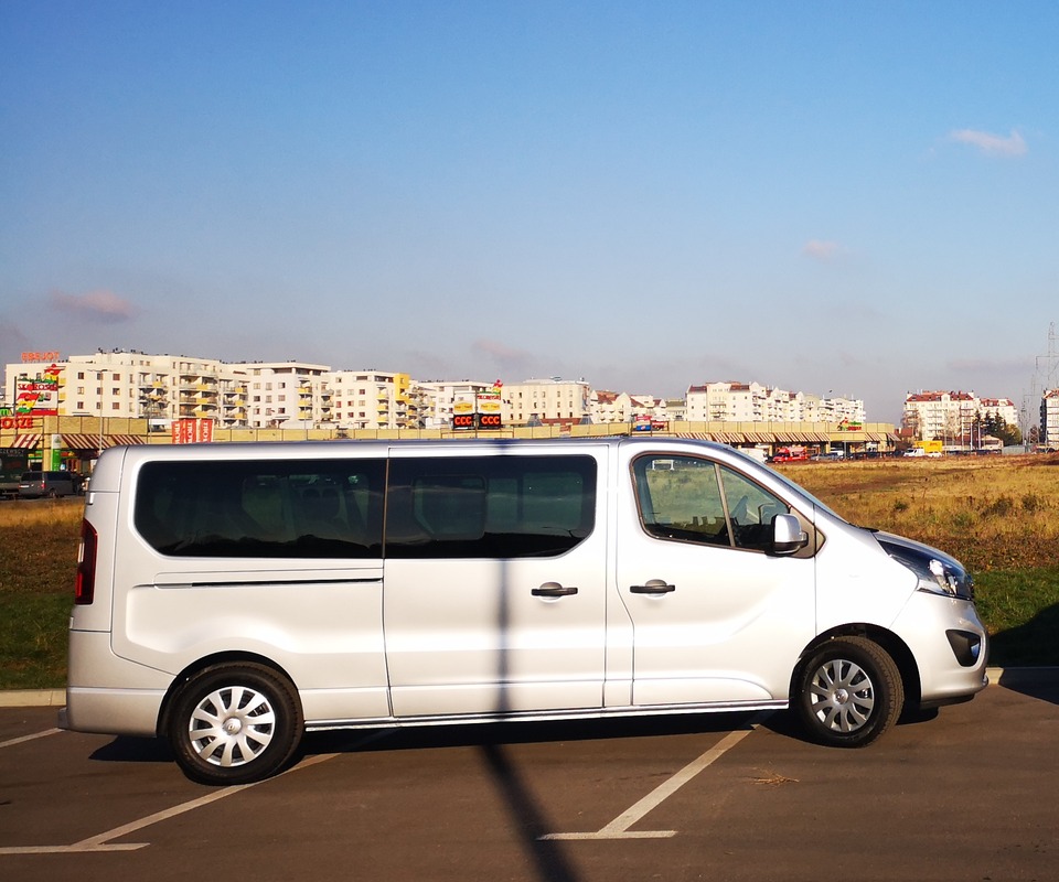opel Vivaro srebrny rok 2018